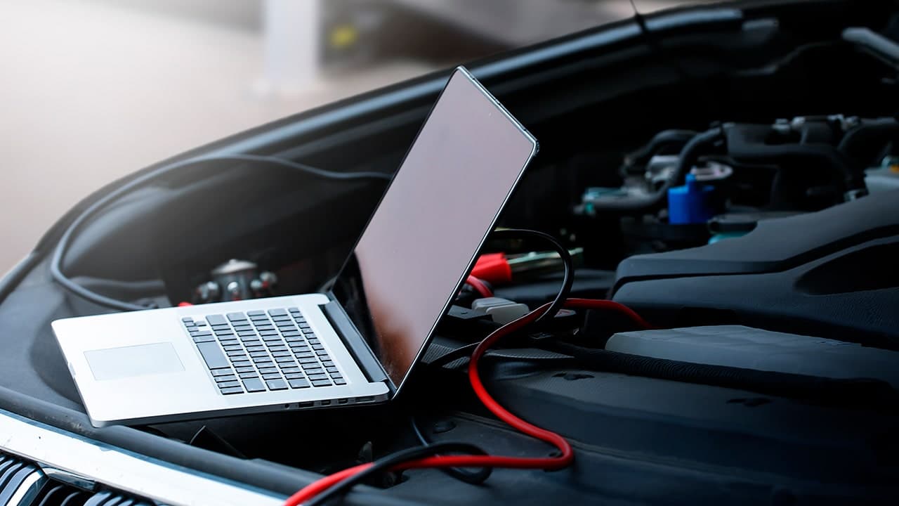 Computador programando carro