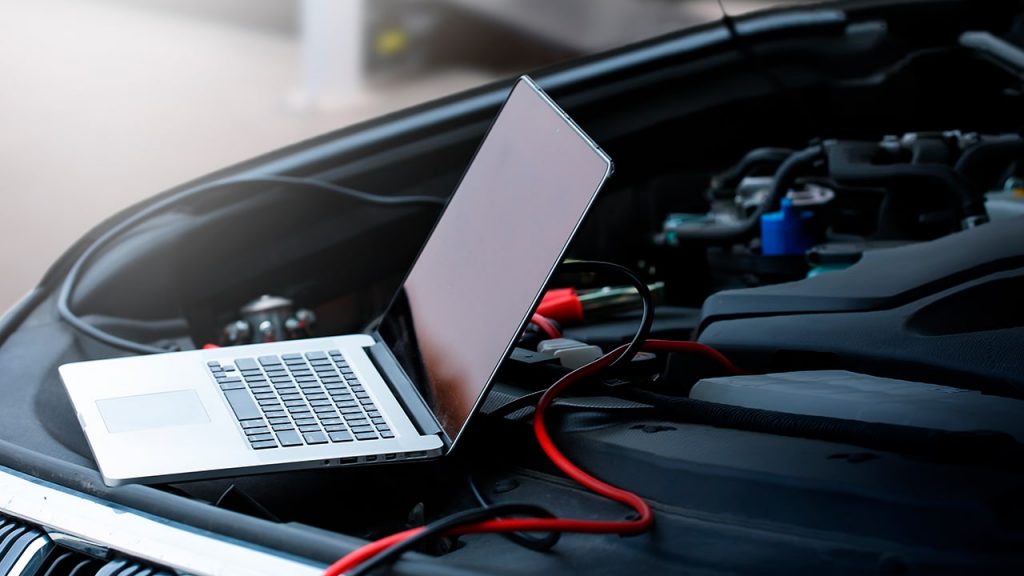 Computador programando carro